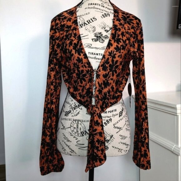 AMUSE SOCIETY | Women's Sienna Tied to You Floral Long Sleeved Tie Up Blouse - Picture 4 of 8